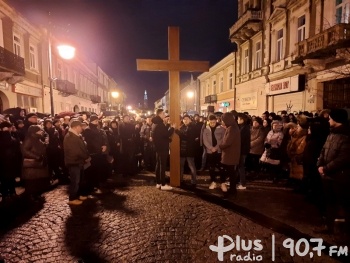 Poszli za krzyżem, by dziękować za życie i pontyfikat Jana Pawła II