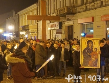 Diecezja radomska: uliczne Drogi Krzyżowe z papieskimi akcentami