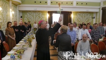 Śniadanie wielkanocne z biskupem w Pionkach