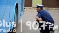 Policjanci kontrolują autokary przed wyjazdem