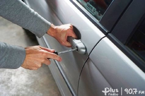 Auto skradzione z posesji. Policja apeluje