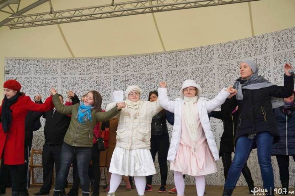 Kolorowe skarpetki nie do pary na znak solidarności z osobami z Zespołem Downa. W tym roku szczególnie!