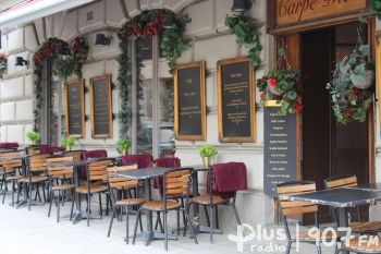 Restauracje przeniosą się na zewnątrz? Propozycja władz przyjęta przez radnych